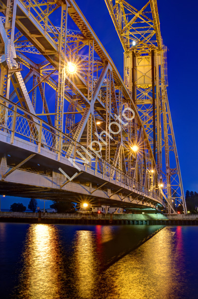 Duluth_Lift_Bridge_at_Night