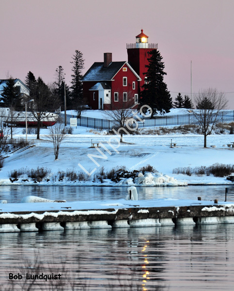 Two_Harbors_Lighthouse_at_Dusk